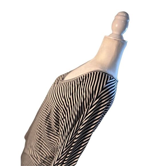 Banana Republic black and white striped scoop neck striped shirt - M - 🙂3/$15 - Picture 2 of 8